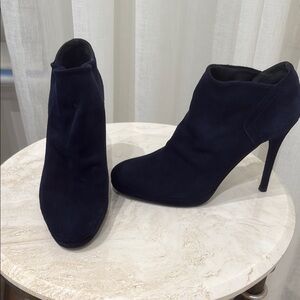 STUART WEITZMAN Elegant navy blue Suede Ankle Boots